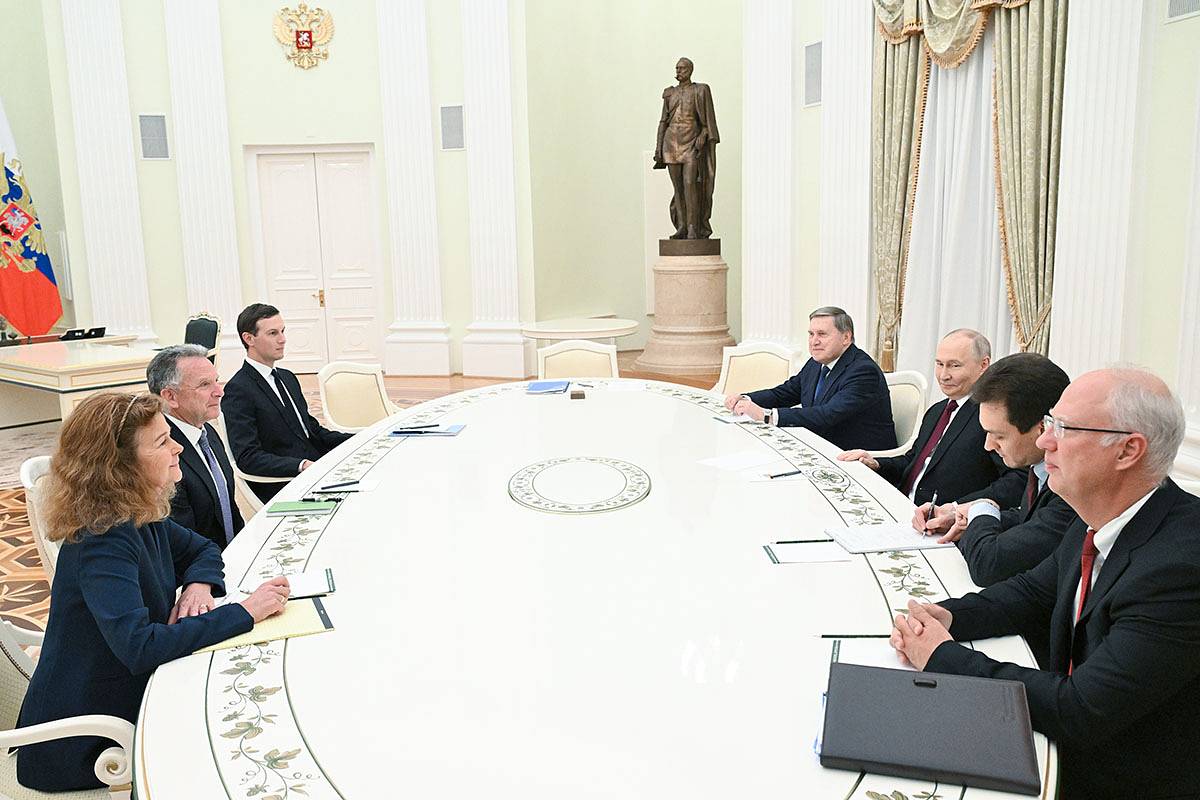 В России обратили внимание на фигуры за спинами Путина и Уиткоффа