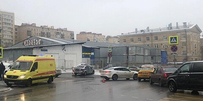 Водитель сбил пожилую женщину около БЦ на севере столицы