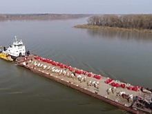 Речники прокладывают водную дорогу баржам по Оби