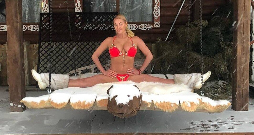 Шпагаты Волочковой заставляют нервно вздрагивать многочисленных подписчиков, которые не устают критиковать блондинку. Анастасии впору обнажить свои прелести на мальдивском пляже, и запечатлеть себя голой в снегу. 