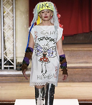 Неприличные рисунки и лозунги в качестве принтов, нижнее белье поверх одежды и не только: как прошел показ Vivienne Westwood в Лондоне