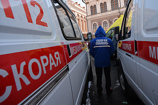 Источник: в Москве два человека пострадали при падении машины в пруд
