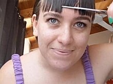 Блогерша подстригла челку на видео со словами «живем один раз»