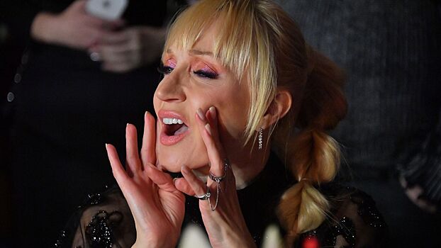 Слухи об отказе Орбакайте и Урганта вставать в театре во время гимна РФ оказались фейком