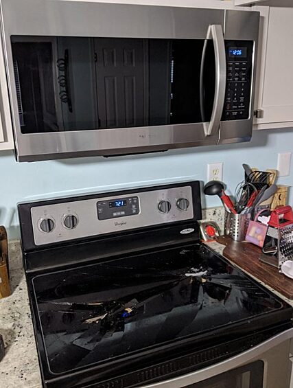 «Я сам установил микроволновую печь. Но, кажется, теперь мне нужна новая плита»  