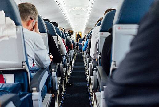 Пассажир захотел заняться сексом в самолете с двумя стюардессами и был арестован
