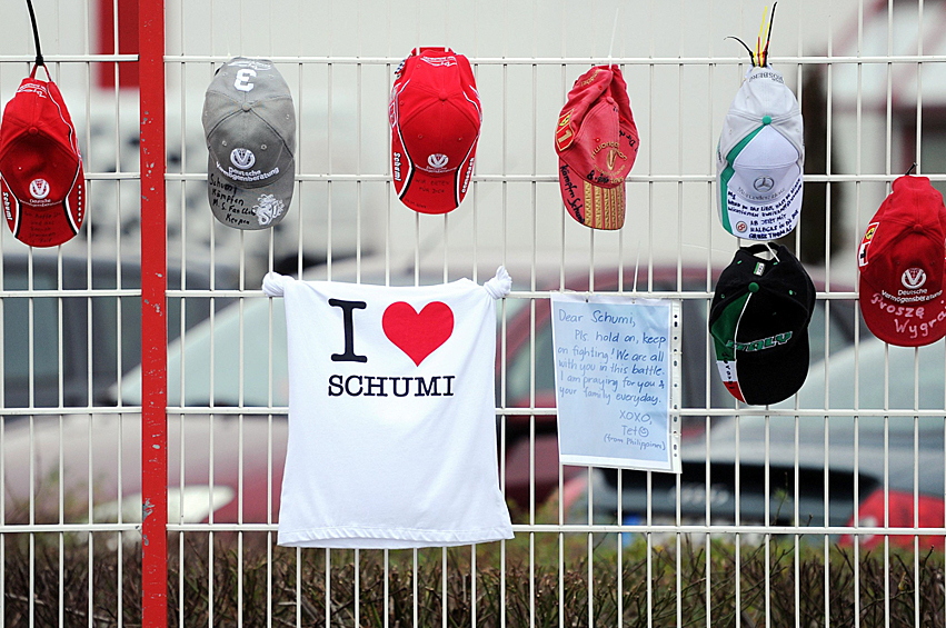Акция поддержки от болельщиков в поддержку Михаэля Шумахера после падения в горах, на заборе его картинг-центра, 2014 год