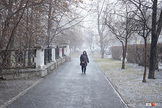 Давно не виделись, зима: в апрельский день Екатеринбург опять засыпает мокрым снегом