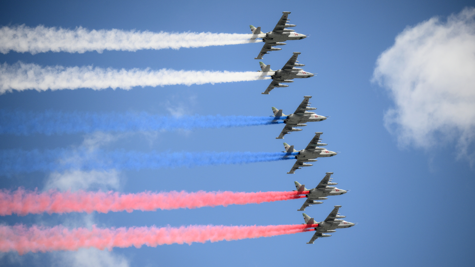 Специалисты объяснили сумасшедшее видео воздушного парада над Москвой