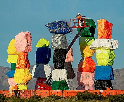 «Семь волшебных холмов» Уго Рондиноне в пустыне Невада снова отреставрируют