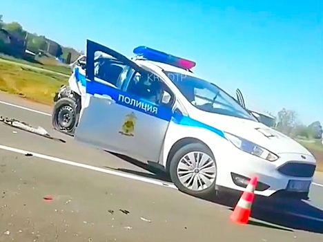 В Кропоткине грузовик протаранил автомобиль ДПС (видео)