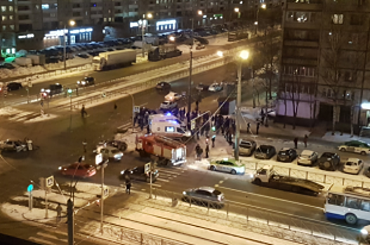 В массовом ДТП на Светлановском проспекте скончался один из пассажиров