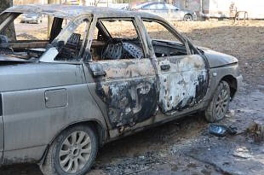 Ульяновец непонятно зачем поджёг две легковушки