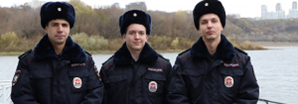 В Нижегородской области транспортные полицейские спасли утопавшего мужчину