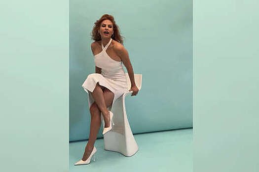 Актриса Ева Мендес снялась в облегающем платье с разрезом