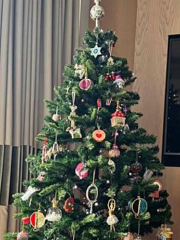 Мама Тимати рассказала, как спорила с внучкой Алисой, наряжая ёлку: «Вакханалия китча»