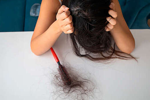Трихолог Егорова назвала сильное выпадение волос возможным проявлением анемии и сильного стресса