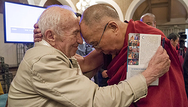 Лучший способ обрести счастье - стать альтруистом, считает Далай-лама