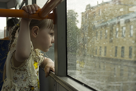 Трехлетняя девочка сбежала от бабушки и два часа каталась на автобусе в российском городе