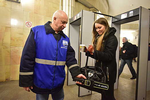 Более 30 тыс. опасных предметов выявили у пассажиров московского метро в феврале