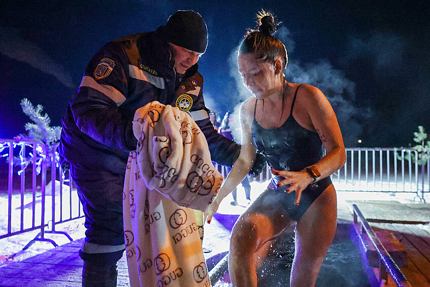 Женщина во время крещенских купаний на Центральном пляже в Белгороде, 18 января 2026 года