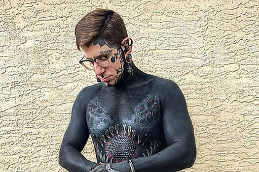 Мужчина показал полностью покрытое черной татуировкой тело