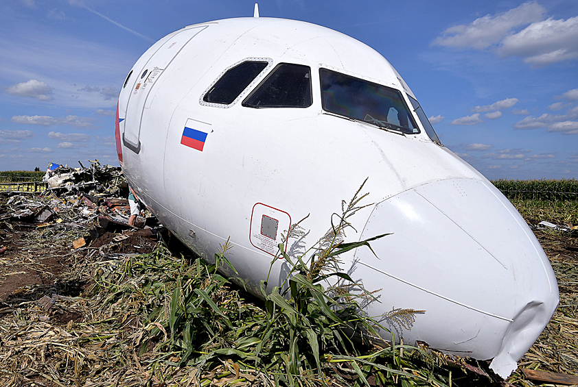 Самолет авиакомпании «Уральские авиалинии» 15 августа выполнял рейс по маршруту Жуковский - Симферополь. По данным Росавиации, на борту воздушного судна находились 226 пассажиров и семь членов экипажа.