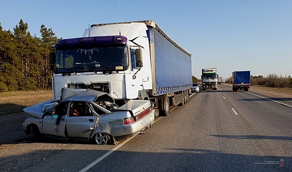 В Волгоградской области два человека погибли в ДТП с фурой