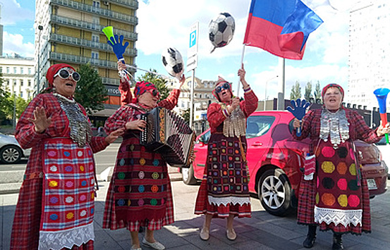 "Бурановские бабушки" устроили флешмоб в центре Москвы в поддержку сборной России