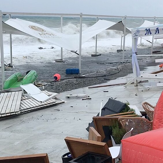 По сообщениям очевидцев, море также неспокойно.