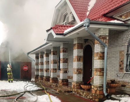 В посёлке Юдино загорелся жилой дом, пожарные эвакуировали 10 человек