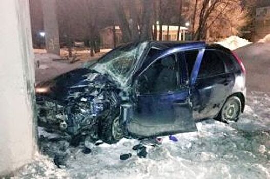 В Самаре водитель врезавшейся в опору «Калины» получил множественные травмы