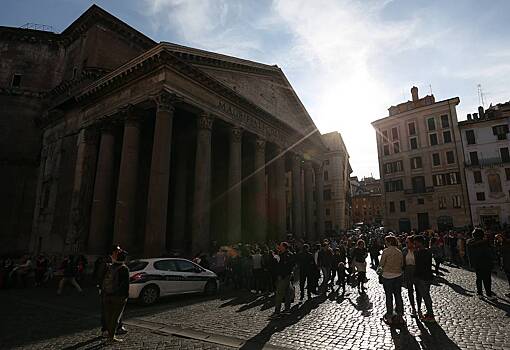 Турист сорвался с ограждения Пантеона в Италии на глазах у дочери и не выжил