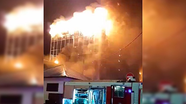 Пожарные потушили объятый пламенем торговый центр в Адлере