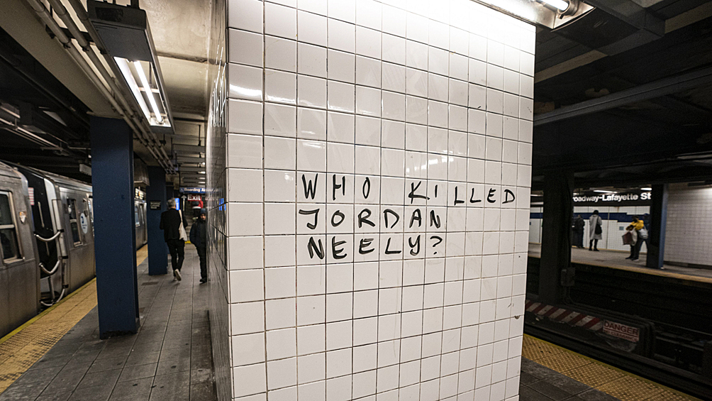 Надпись на колонне на одной из станций нью-йорского метрополитена