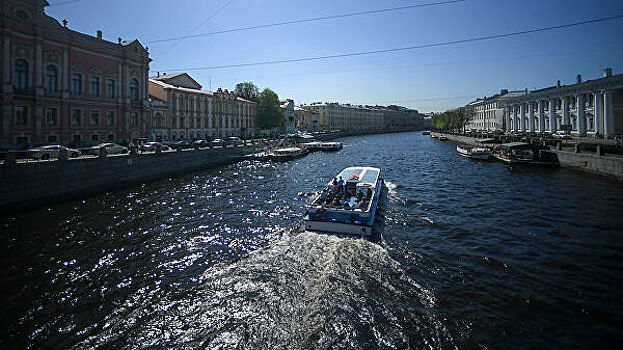 В Петербурге спасли ребенка, упавшего за борт катера