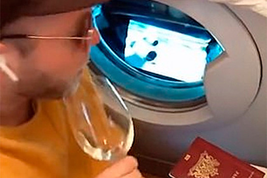 Турист сымитировал полет в бизнес-классе самолета в собственной ванной