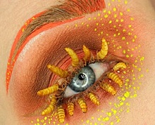 Шокирующий макияж: жуки, цепи и бусины