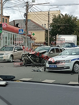 Полицейская машина попала в аварию у здания УМВД