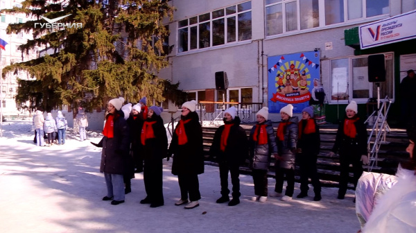В Тольятти у избирательных участков творческие коллективы исполняют народные песни