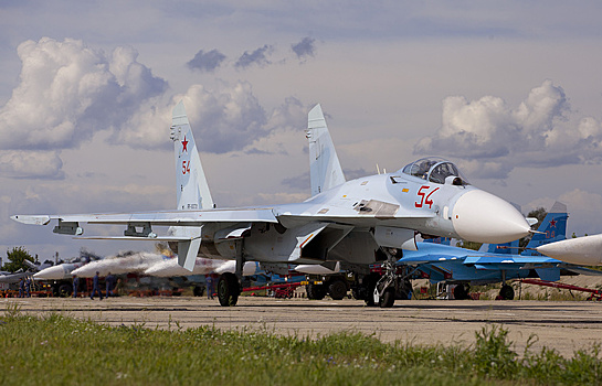 В РФ остановлены полеты истребителей Су-27