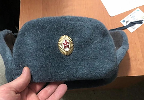 Против украинца возбудили дело из-за шапки с серпом и молотом