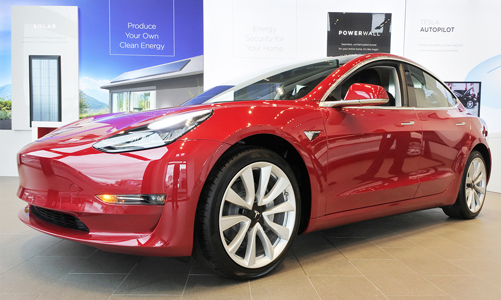 Прототип обновленной Tesla Model 3 засняли на испытательной трассе в Калифорнии