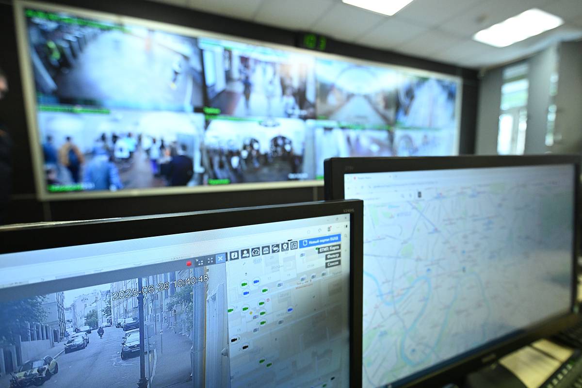 Бывший полицейский использовал служебное положение и полгода следил за возлюбленной