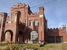 Трёхэтажный «замок» продаётся в Кстовском районе за 15 млн рублей