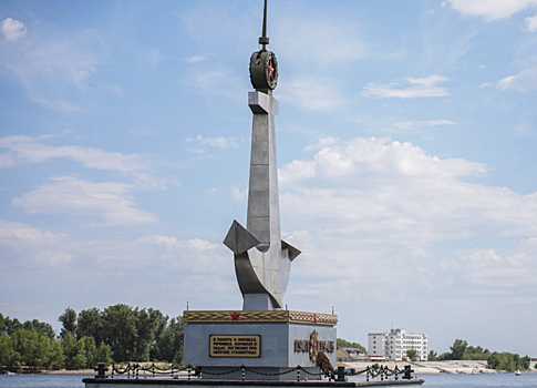 В Волгограде на законное место вернули Памятник речникам