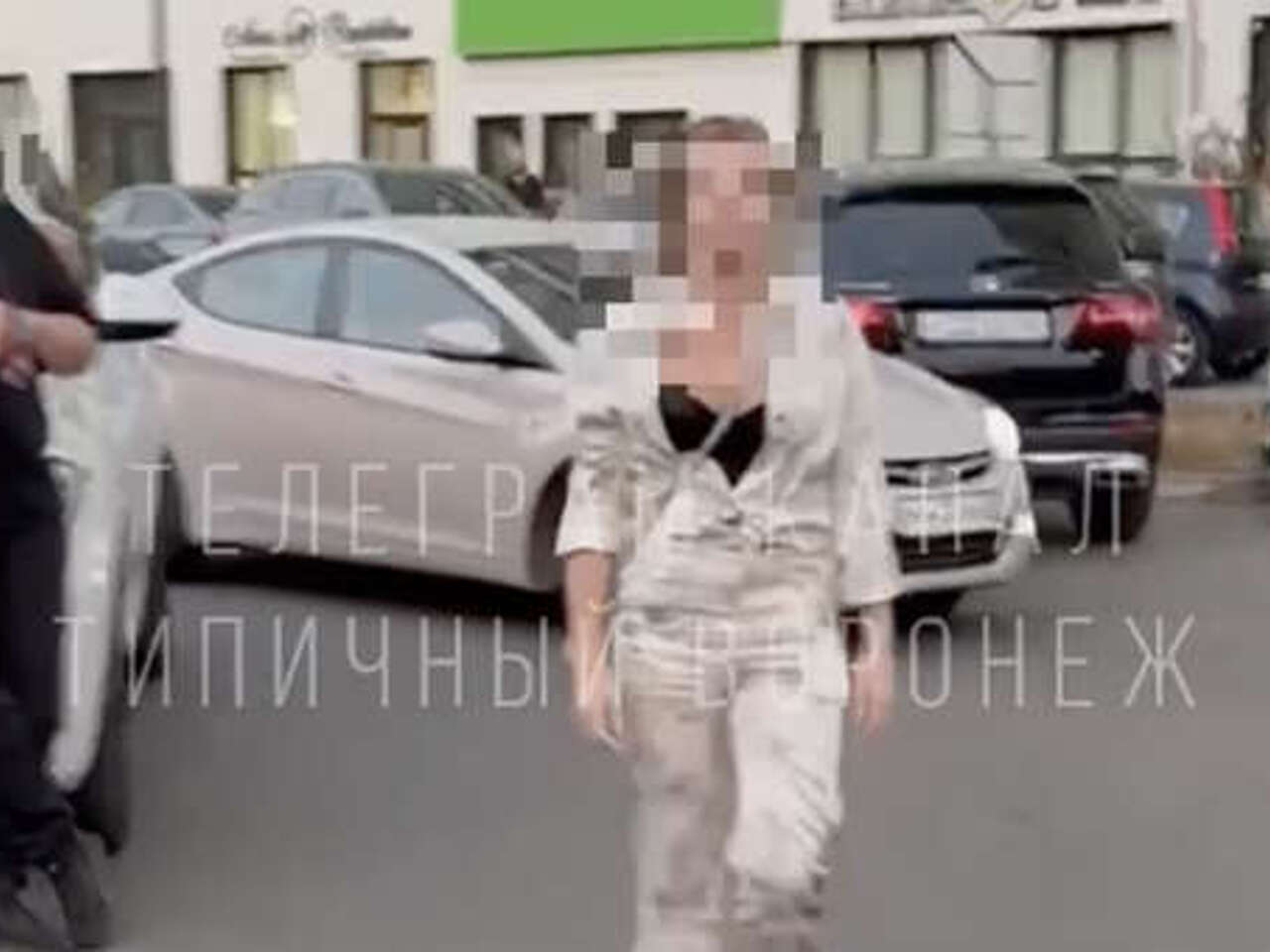 В Воронеже женщина избила посигналившую ей автомобилистку - Рамблер/авто