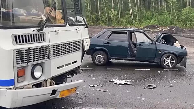 Пятеро пострадали при столкновении автобуса и легковушки в Кемерове