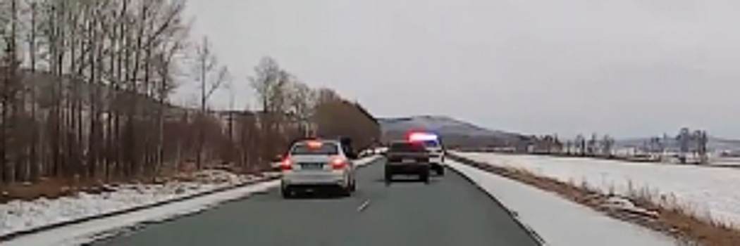 В Красноярском крае полицейские, применив оружие, задержали угонщика автомобиля