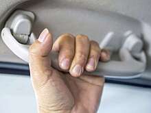 Ручки над дверью в автомобиле: привычная деталь с неожиданным назначением